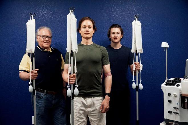 岁儿子换血每年花200万美元麻将胡了拒绝变老！富豪与17(图2)