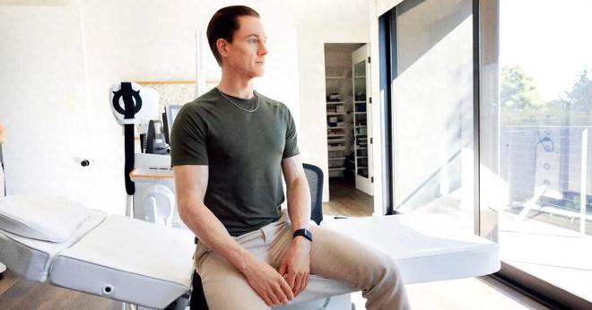 岁儿子换血每年花200万美元麻将胡了拒绝变老！富豪与17(图4)